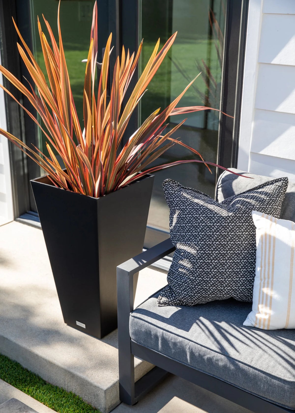 Black Plastic Planter 2-Pack Y910156