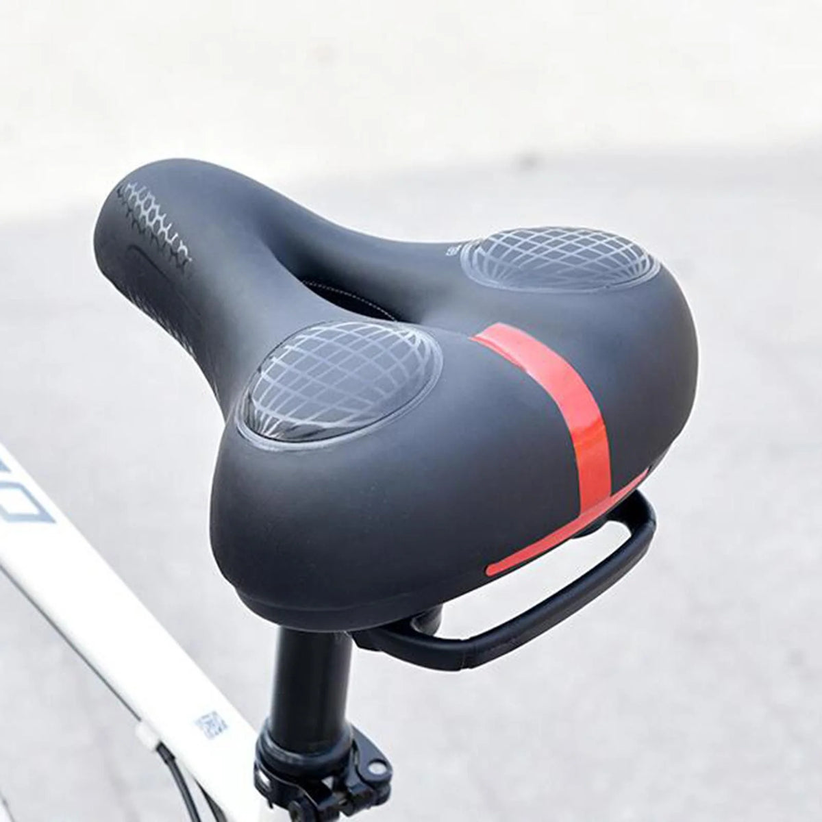 Black and Red Bike Saddle K2210