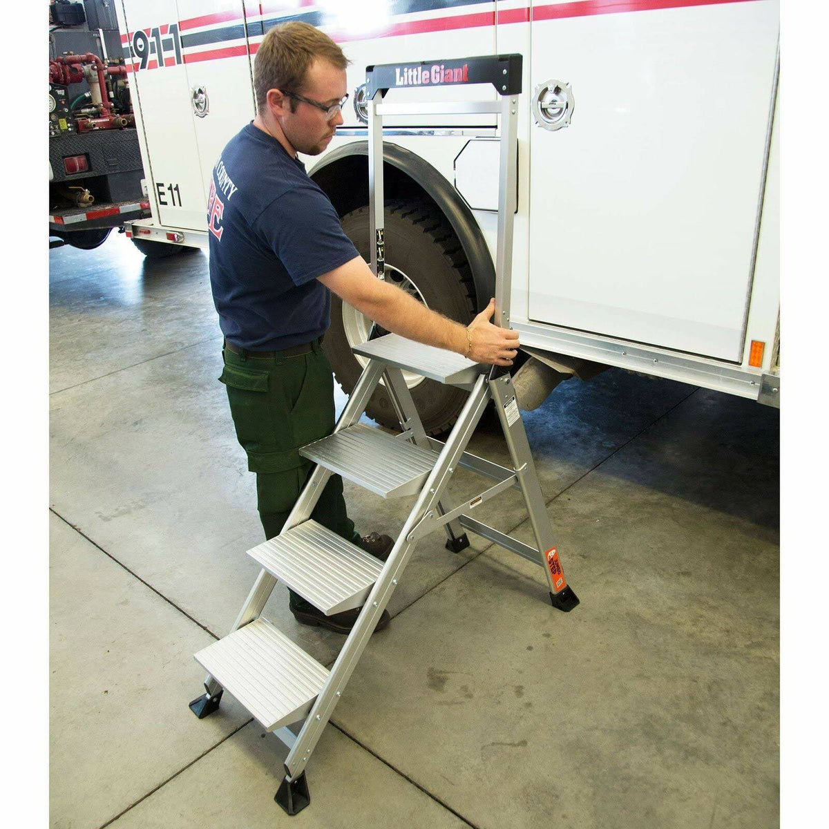 4-Step Jumbo Ladder V66050
